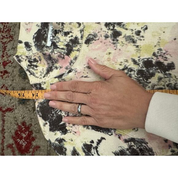 St. John Collection Women Pink Cream Floral Wool abstract blouse Top Size Small - Picture 6 of 6